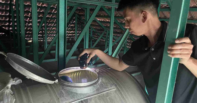 Hưng Yên: Bùn, cát bám đầy vào bể nước sinh hoạt ở thôn An Trang