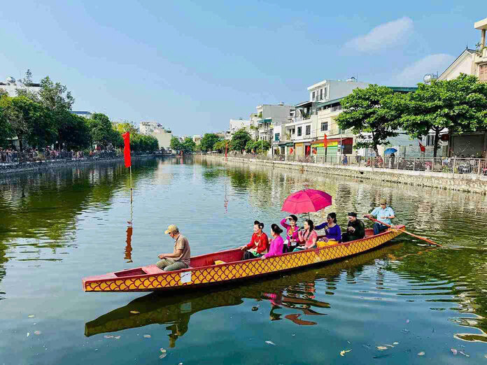 Quan Ho on boats attracts tourists at the Sượt communal house festival. Photo: Le Thanh Nghi Ward