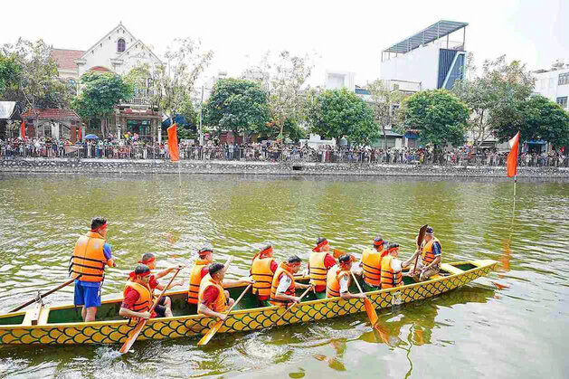 Đua thuyền chải khuấy động lễ hội truyền thống Đình Sượt. Ảnh: Phường Lê Thanh Nghị