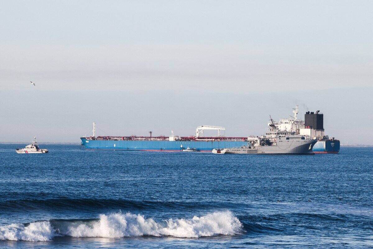 The oil tanker Grinch, suspected to belong to the Russian shadow fleet, off Martigues Island near Marseille-Fos port (France) on January 25, 2026, is being monitored by the French Navy. Photo: AFP