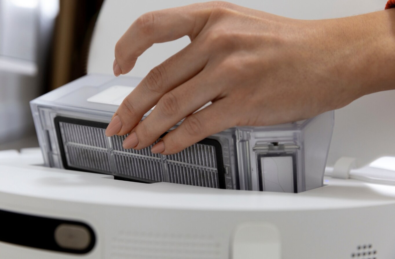 Nettoyer correctement le filtre de l'aspirateur aide à augmenter la force d'aspiration et à éliminer les mauvaises odeurs. Photo: Thuy Duong