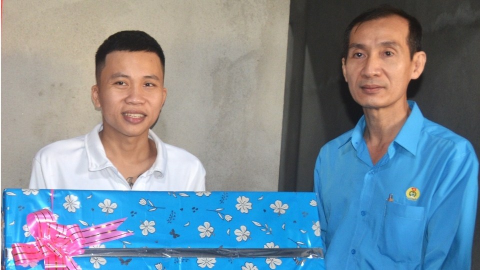 Chủ tịch CĐCS Công ty TNHH May mặc Alliance One Phạm Văn Minh trao quà cho công nhân lao động. Ảnh: Hoàng Lộc