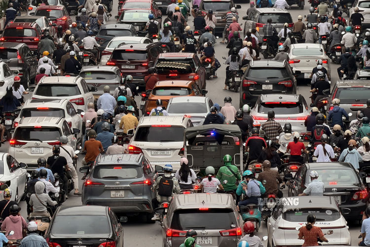 Situación del tráfico en Hanoi en la mañana del 28 de abril. Foto: Duong Anh