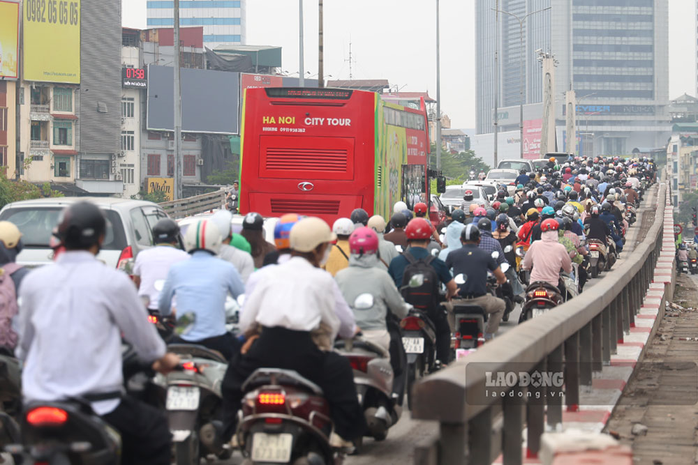 Hàng dài phương tiện di chuyển chậm lên cầu vượt Ngã Tư Sở hướng về trung tâm thành phố. Ảnh: Dương Anh