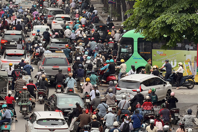 Điểm giao giữa phố Khương Đình và đường Nguyễn Trãi xảy ra xung đột giao thông cục bộ, người dân di chuyển khó khăn. Ảnh: Dương Anh