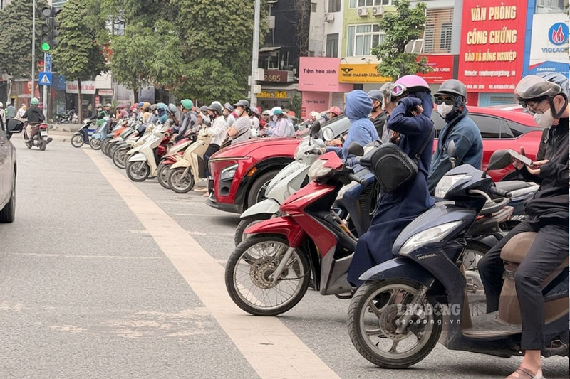Các phương tiện dừng đèn đỏ đúng quy định. Ảnh: Dương Anh