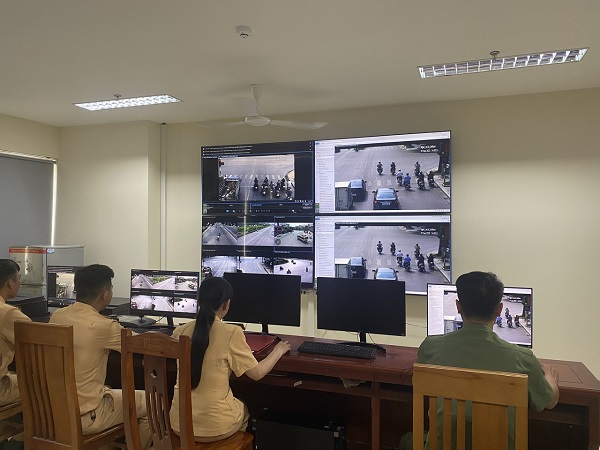 Thanh Hoa Police inspect cases of being fined remotely. Photo: Thanh Hoa Police