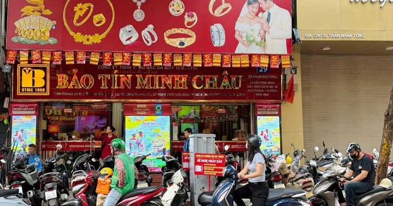 Giá vàng lao dốc, nhiều người tranh thủ mua vào