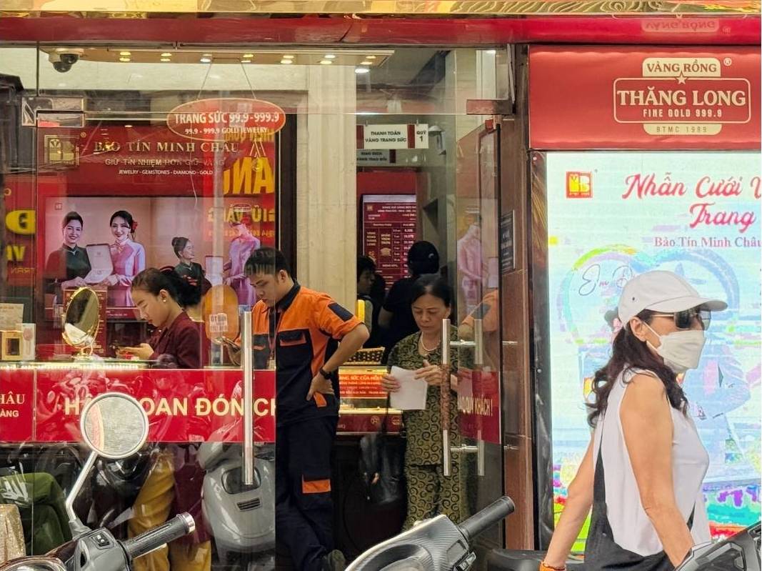 Dù giá biến động liên tục, vàng nhẫn vẫn thu hút đông đảo người mua. Ảnh: Lệ Hà