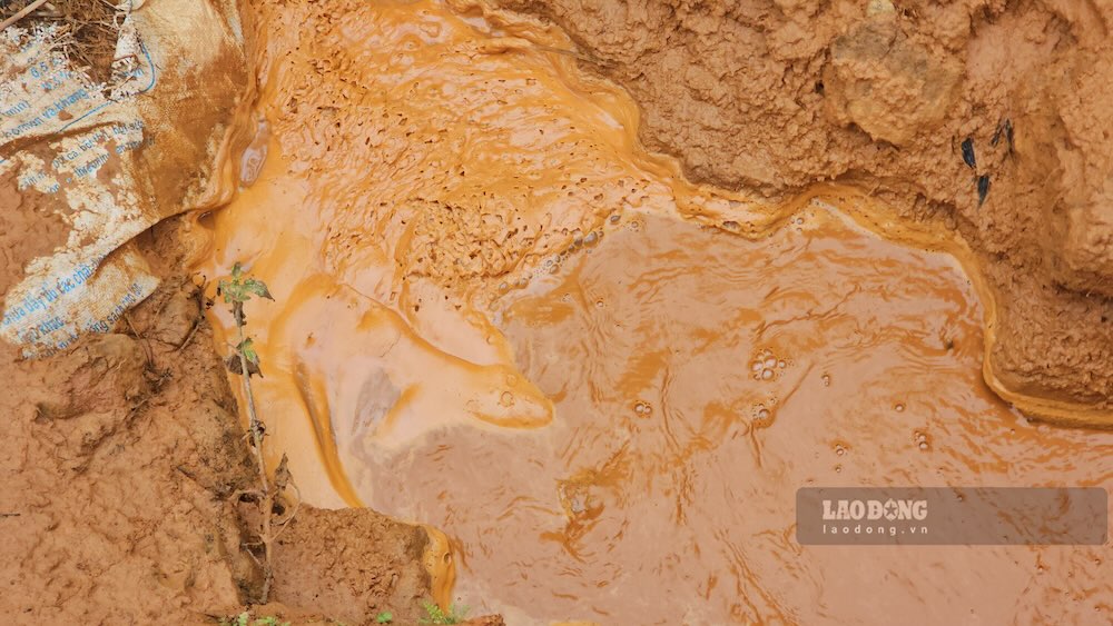 The water color in the crevices and streams around the gold mining area is solid yellow, foamy. Photo: Reporter