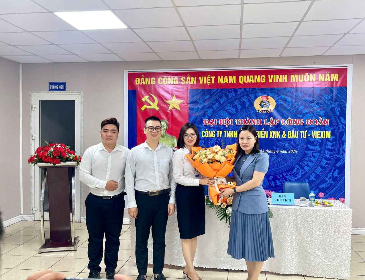 Mme Đỗ Thị Hương - Présidente de la Fédération du travail de la province offre des fleurs pour féliciter le Congrès de création du syndicat de base de la société VietXim. Photo: Syndicat de Hưng Yên