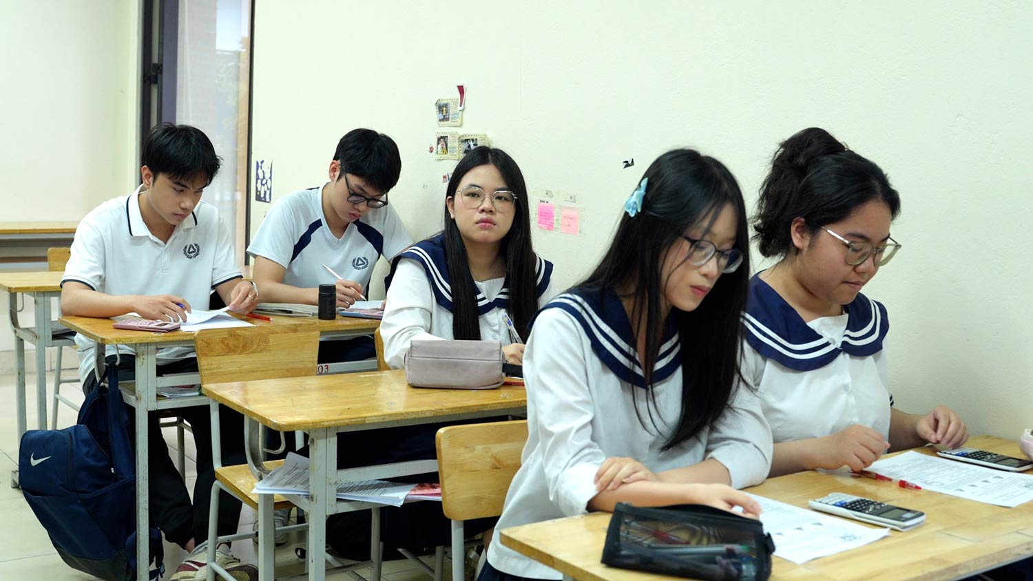 Year-end students accelerate review before important exams