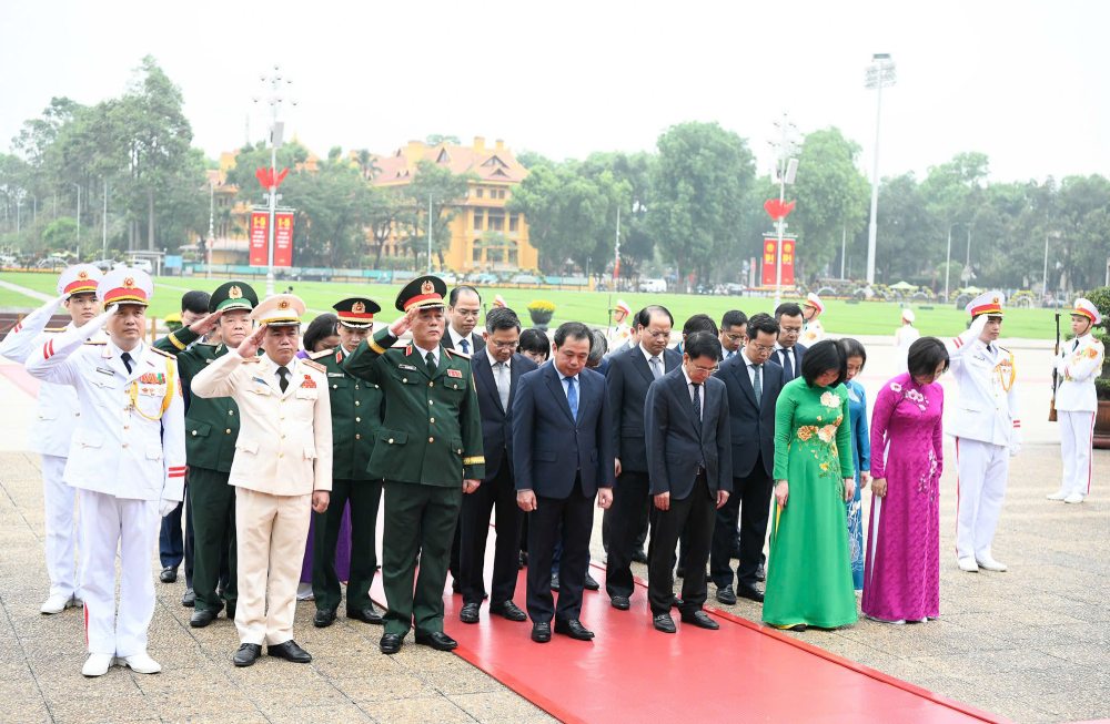 Đoàn đại biểu Thành ủy, HĐND, UBND thành phố Hà Nội đến đặt vòng hoa, vào Lăng viếng Chủ tịch Hồ Chí Minh. Ảnh: Nhật Bắc  