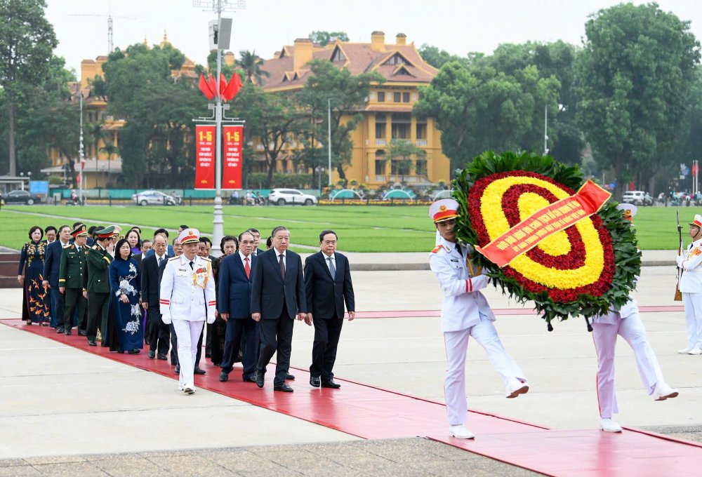 General Secretary and President To Lam and leaders and former leaders of the Party and State visited President Ho Chi Minh's Mausoleum to commemorate the 51st anniversary of the Liberation of the South and national reunification. Photo: Nhat Bac