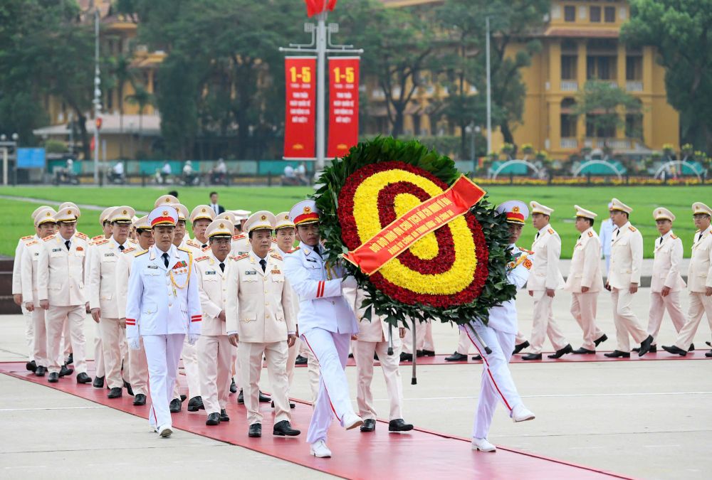 Đoàn đại biểu Đảng ủy Công an Trung ương - Bộ Công an đến đặt vòng hoa, vào Lăng viếng Chủ tịch Hồ Chí Minh. Ảnh: Nhật Bắc  