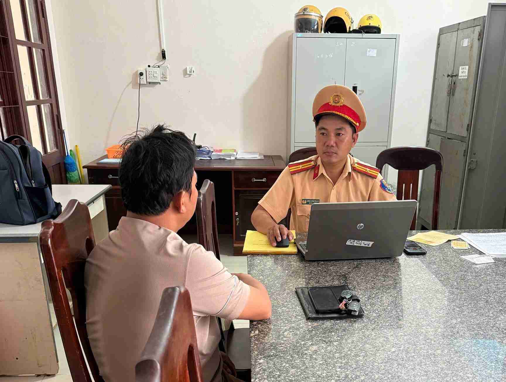 Functional forces fine drivers for reckless overtaking on national highways in Dak Lak province. Photo: Police provided