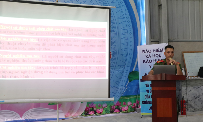 Công đoàn phối hợp với lực lượng công an tổ chức tuyên truyền, phòng chống ma tuý cho đoàn viên, người lao động. Ảnh: Huyền Thúy