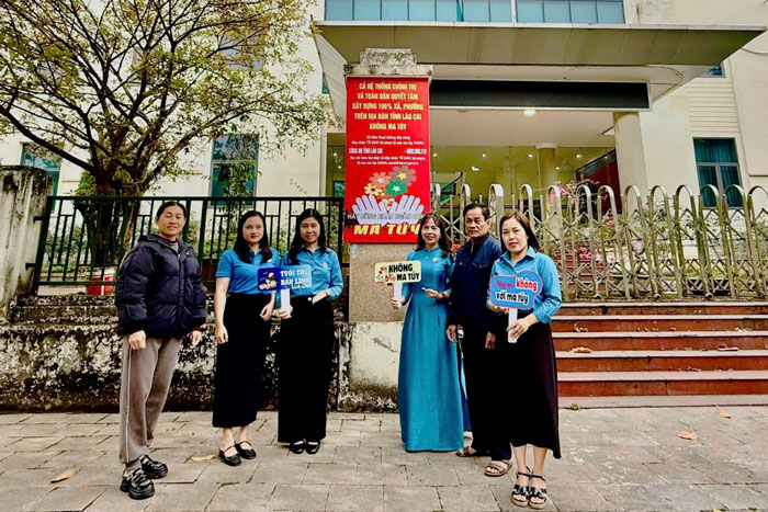 Pano tuyền truyền về phòng chống ma túy tại Trụ sở Công đoàn phường Cam Đường. Ảnh: Minh Phượng