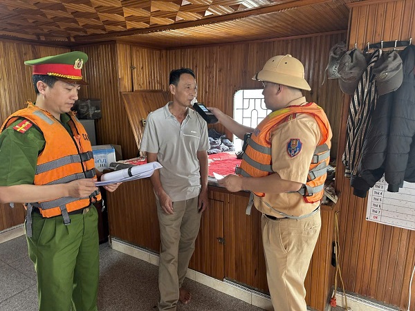 Công an Phú Thọ kiểm tra hoạt động của thuyền viên. Ảnh: Công an Phú Thọ