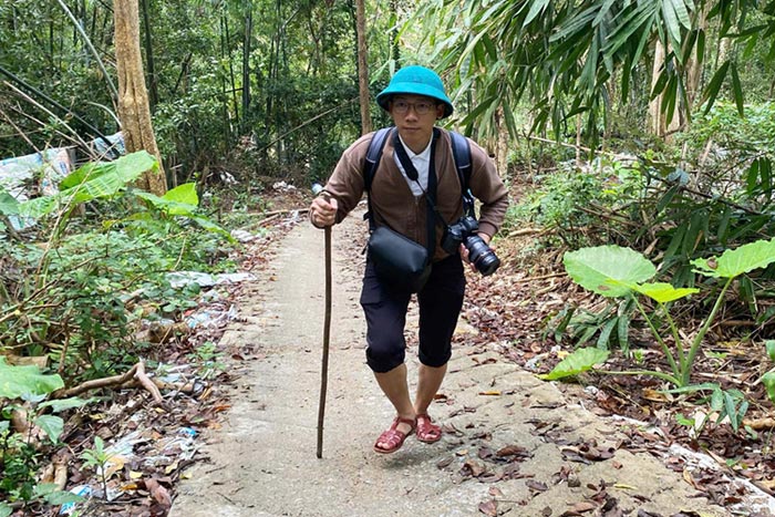 Phóng viên Báo Lao Động vượt núi hiểm trở đến làng O2 tìm hiểu đời sống người dân. Ảnh: HOÀI LUÂN