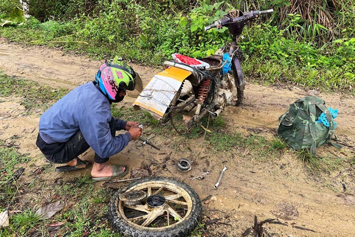 Xe “độ” trơ khung sắt chở người, hàng vượt dốc hiểm trở.  Ảnh: HOÀI LUÂN