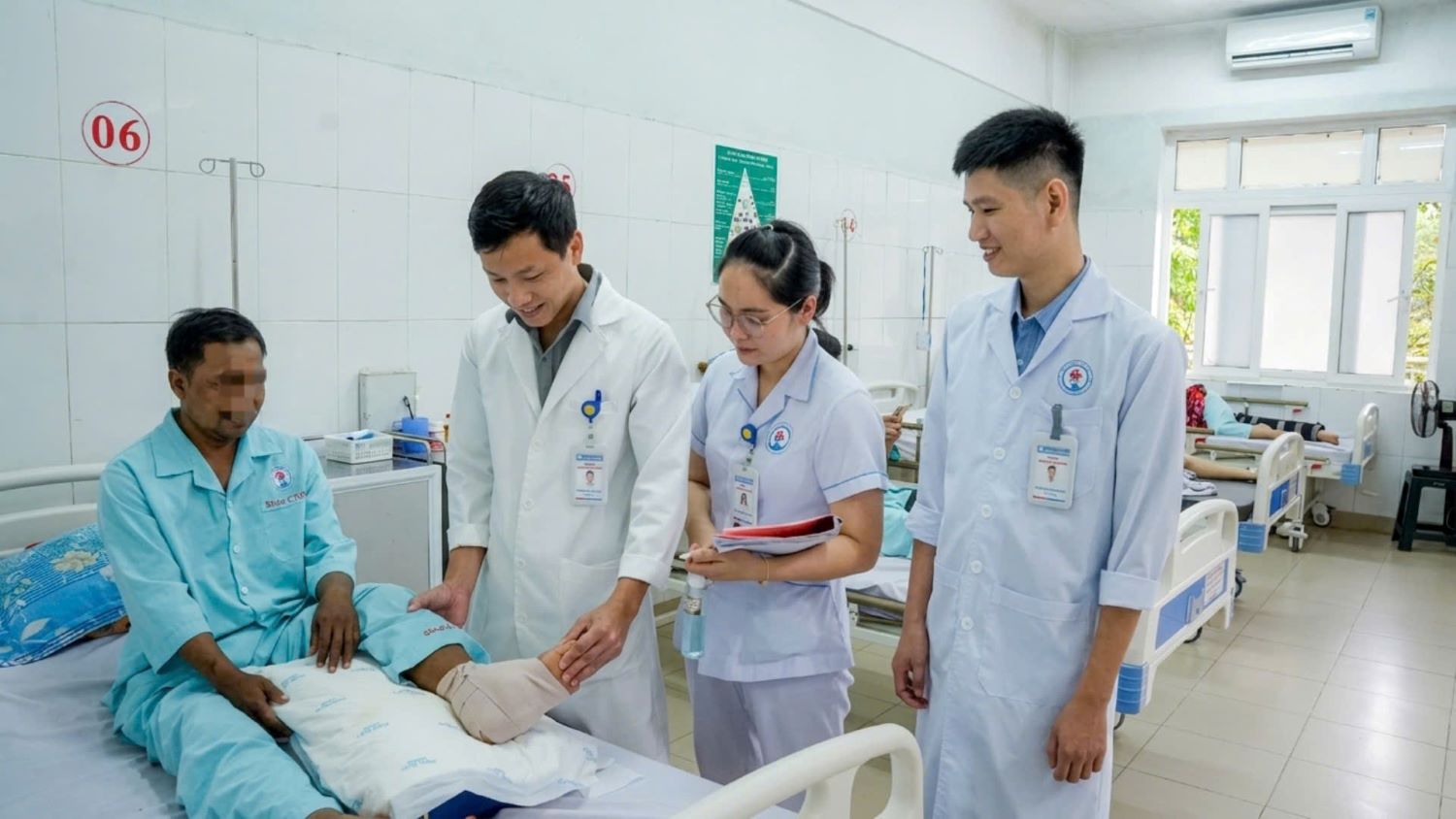 Doctors at Quang Tri Provincial General Hospital check the patient's foot wound after the intervention. Photo: Quang Tri Provincial General Hospital