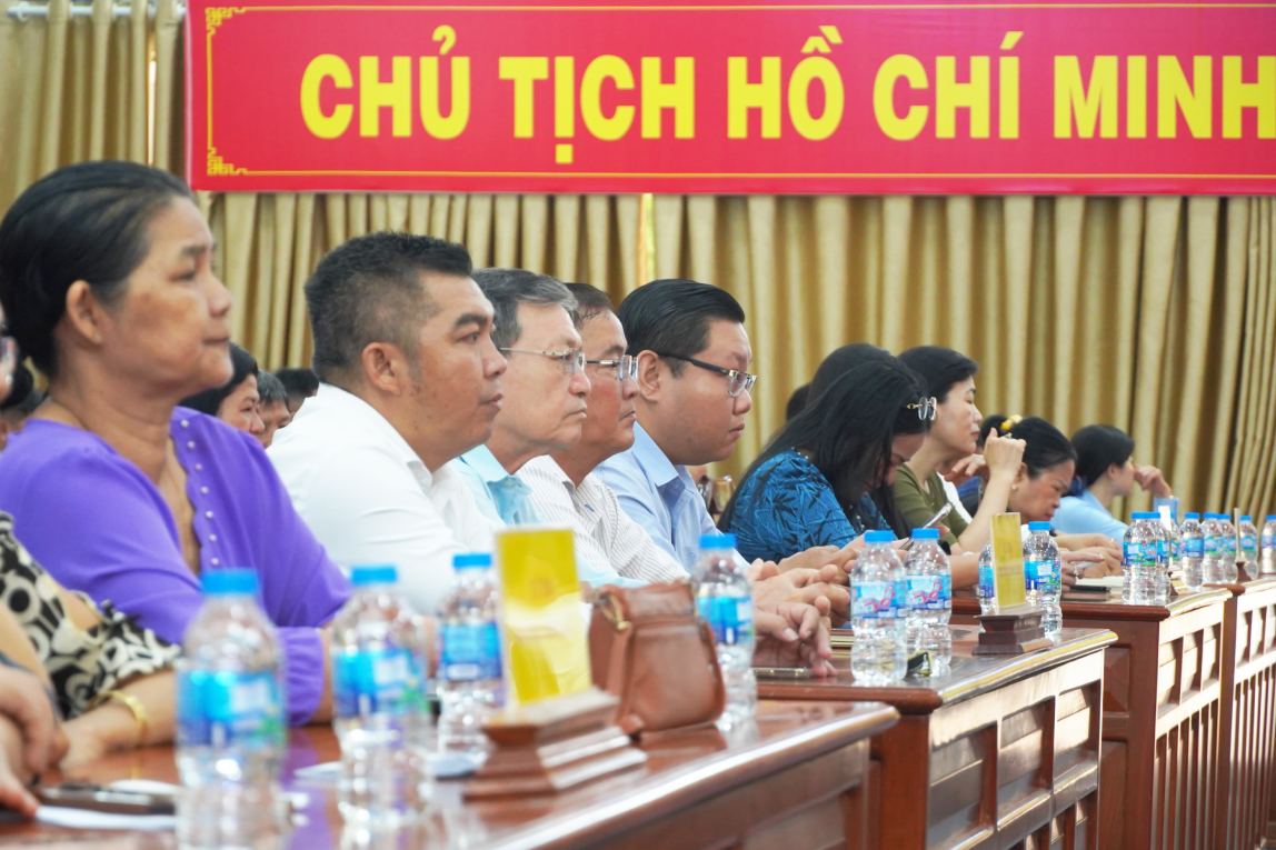 Các đại biểu, cử tri tham dự hội nghị. Ảnh: Tạ Quang