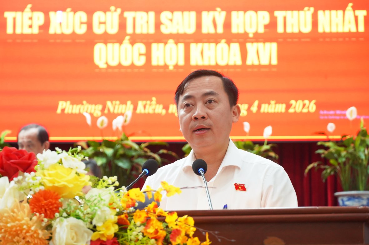 Ông Đào Chí Nghĩa báo cáo nhanh kết quả Kỳ họp thứ Nhất, Quốc hội khóa XVI. Ảnh: Tạ Quang