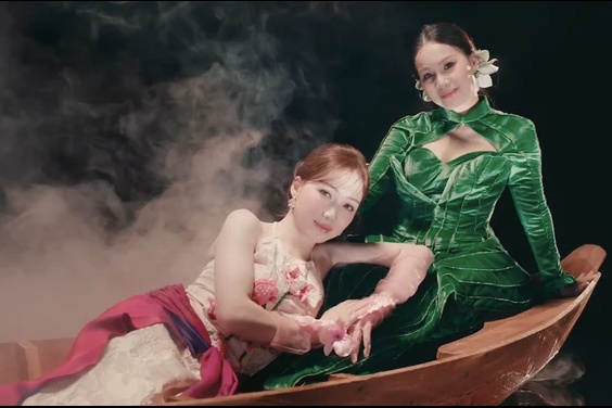 Ca khúc “Người Việt mình thương nhau” do nhạc sĩ Châu Đăng Khoa sáng tác, Hòa Minzy và Cẩm Ly trình bày đang gây tranh cãi về ca từ. Ảnh cắt từ MV