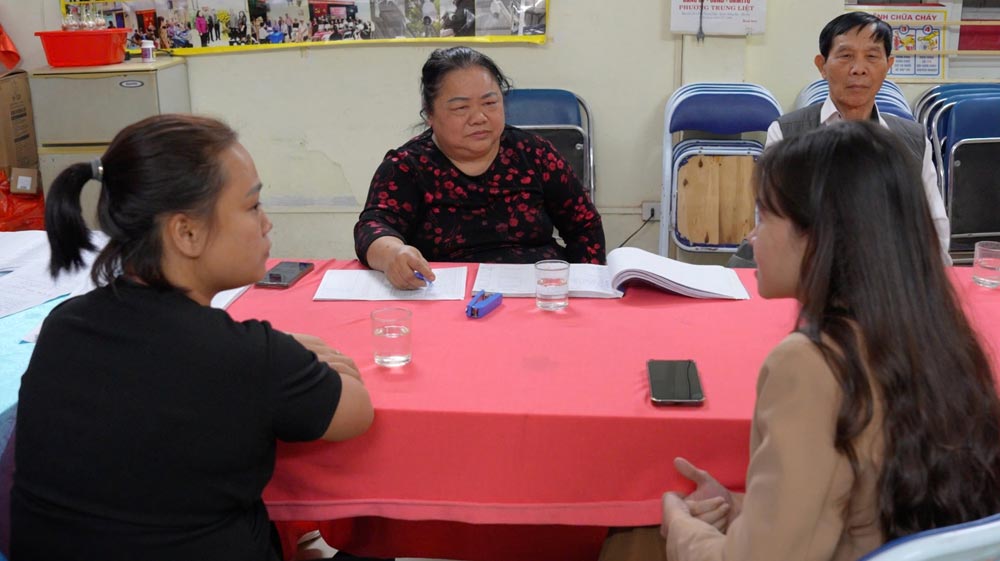 Bà Bùi Thị Nhàn - Tổ trưởng Tổ dân phố 40A đã dành 25 năm gắn bó với công tác xã hội, chứng kiến hành trình đổi thay của khu phố. Ảnh: VŨ LINH