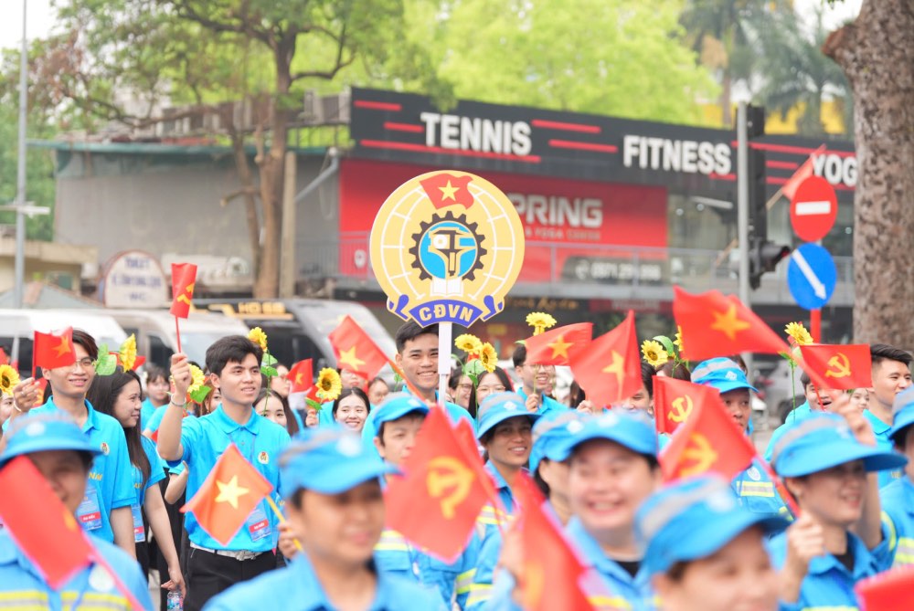 Lực lượng công nhân lao động diễu hành nhân dịp kỷ niệm 140 năm Ngày Quốc tế Lao động (1.5.1886 - 1.5.2026). Ảnh: Hữu Chánh