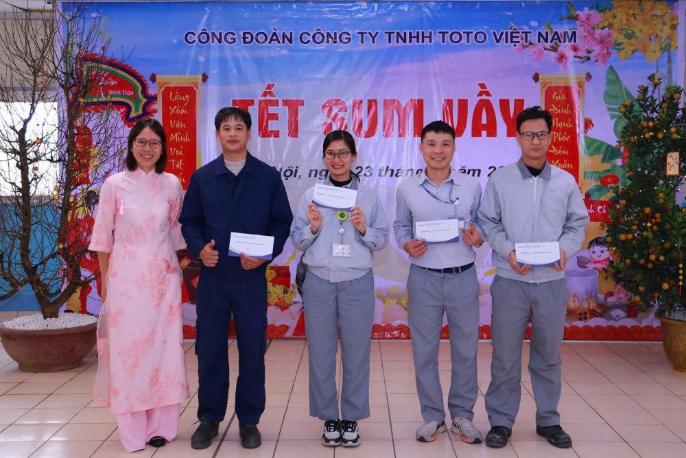 Bà Phạm Thị Bích Hải - Chủ tịch Công đoàn Công ty TNHH TOTO Việt Nam (bên trái ảnh) là một trong 101 chủ tịch công đoàn cơ sở tiêu biểu, xuất sắc, được Tổng LĐLĐVN tôn vinh. Ảnh: NVCC