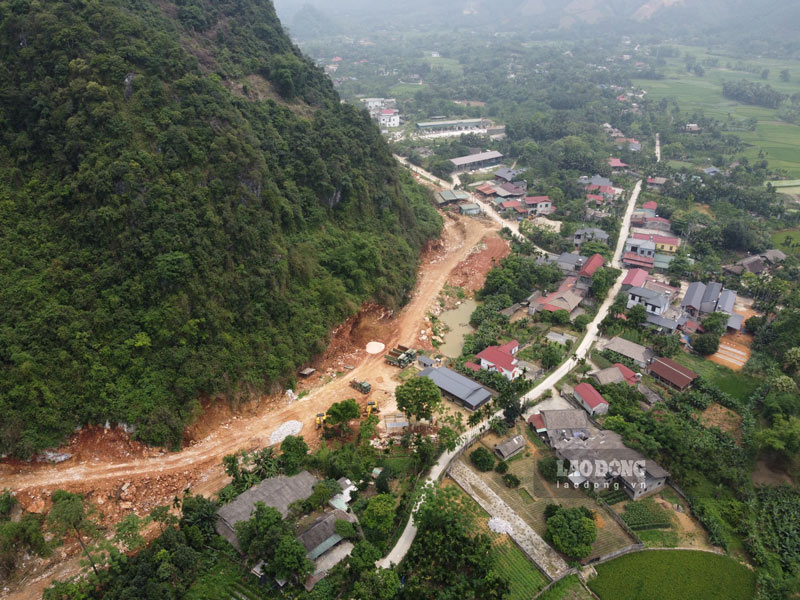 Mỏ đá nằm sát vách khu dân cư thôn Tồng Táng, xã Mường Lai. Ảnh: Tân Văn