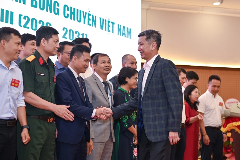 Cục trưởng Cục TDTT Việt Nam - Nguyễn Danh Hoàng Việt chúc mừng Ban chấp hành Liên đoàn bóng chuyền Việt Nam nhiệm kỳ 2026-2031. Ảnh: VFV