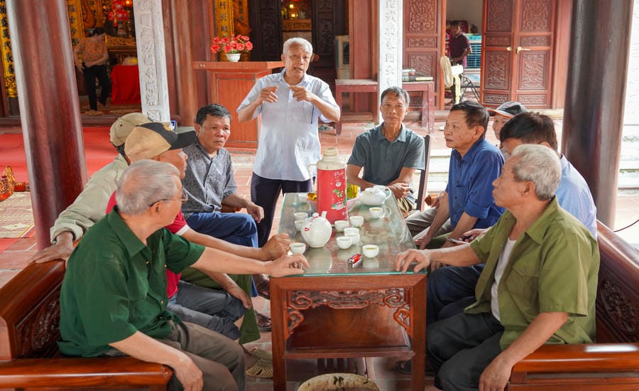 Các cụ cao niên trong thôn cùng ngồi lại bàn bạc để chuẩn bị cho lễ hội thật tươm tất, trọn vẹn. Ảnh: Vũ Linh