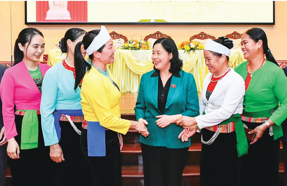 Ủy viên Bộ Chính trị, Bí thư Trung ương Đảng, Bí thư Đảng ủy MTTQ, các đoàn thể Trung ương, Chủ tịch UBTƯ MTTQ Việt Nam Bùi Thị Minh Hoài cùng với cử tri tham dự Hội nghị tiếp xúc cử tri tại Phú Thọ, ngày 6.3.2026. Ảnh: Mattran.org
