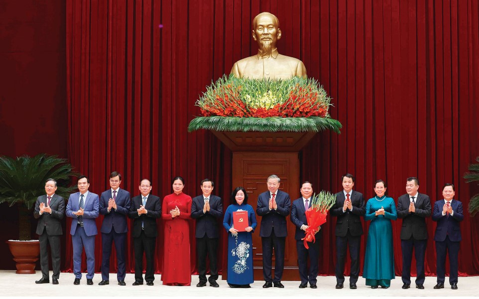 General Secretary and President To Lam presents the Decision to appoint him to participate in the Party Committee of the Fatherland Front and central mass organizations for the term 2025-2030. Photo: Mattran. org