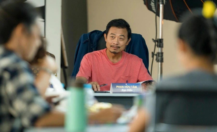 Nghệ sĩ Vân Sơn thủ vai đạo diễn Hữu Tâm (Tâm OK) trong phim Đại tiệc trăng máu. Ảnh: Đoàn phim cung cấp