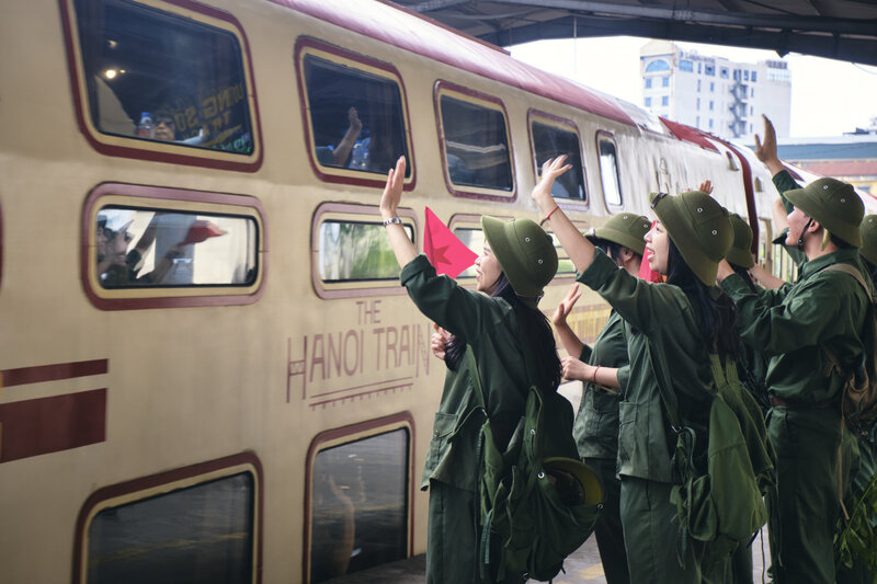 Hình ảnh người lính vẫy chào bên chuyến tàu tái hiện ký ức, gợi nhắc những năm tháng hào hùng của dân tộc. Ảnh: Ban tổ chức