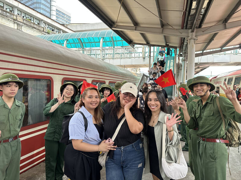 Du khách quốc tế hào hứng check-in cùng hành trình “Chạm vào ký ức”. Ảnh: Ban tổ chức