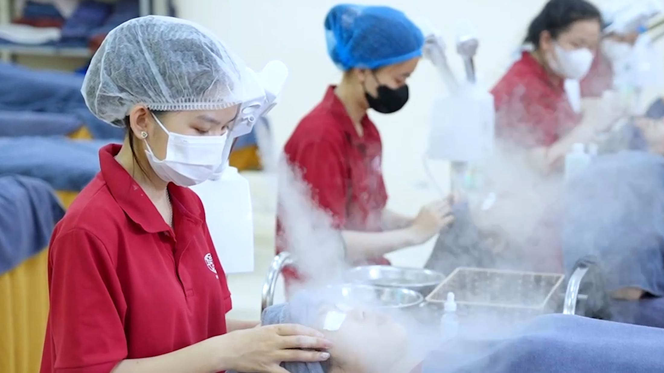 Nhiều bạn trẻ muốn theo đuổi ngành học Chăm sóc sắc đẹp. Ảnh: Trang Trang