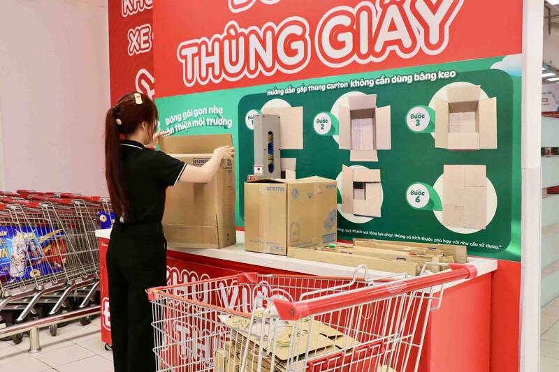 Người dân mang túi cá nhân hoặc dùng thùng giấy khi mua sắm tại siêu thị ở TPHCM, xu hướng tiêu dùng xanh dần phổ biến. Ảnh: Hạ Mây