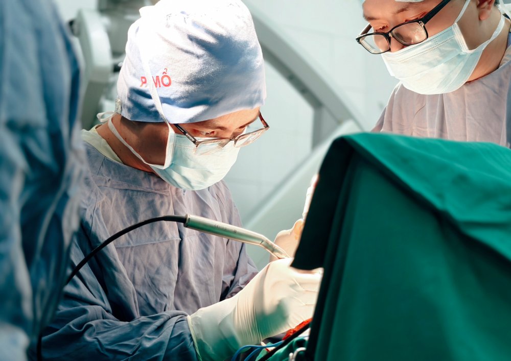 Doctors race to save a patient with a skull-penetrating foreign object. Photo: BVCC