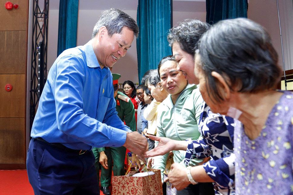 Phó Chủ tịch Tổng Liên đoàn Lao động Việt Nam Huỳnh Thanh Xuân tặng quà các gia đình chính sách. Ảnh: Hoài Phương