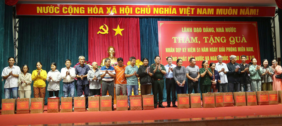 Đại tướng Nguyễn Trọng Nghĩa trao quà cho người có công, gia đình chính sách. Ảnh: Hoài Phương