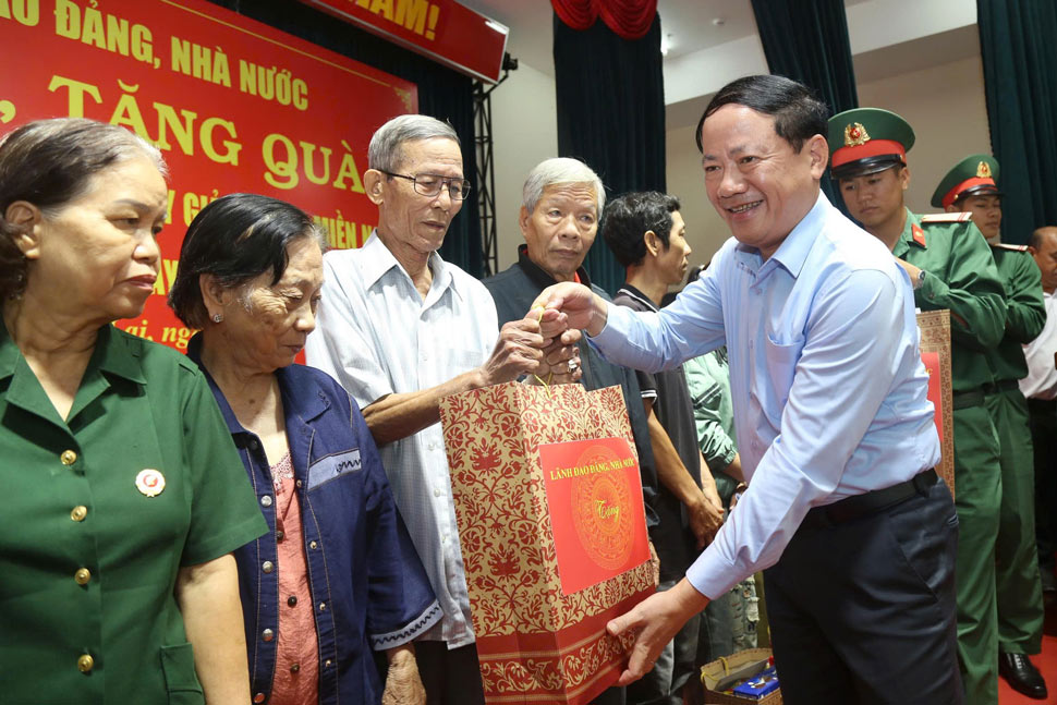 Chủ tịch UBND tỉnh Gia Lai Phạm Anh Tuấn trao quà các gia đình chính sách. Ảnh: Hoài Phương