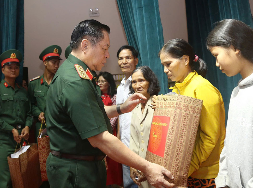 Đại tướng Nguyễn Trọng Nghĩa tặng quà các gia đình chính sách. Ảnh” Hoài Phương