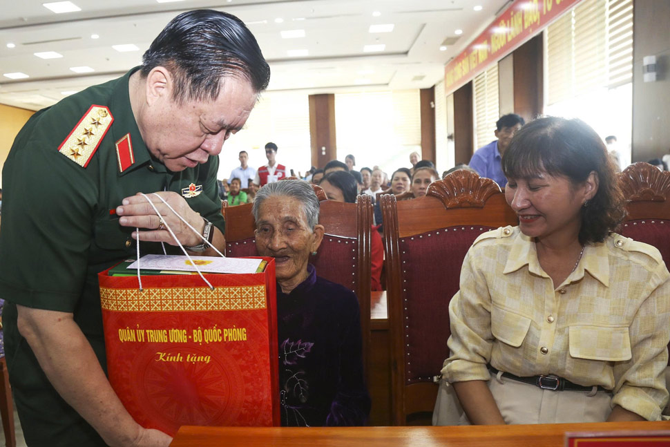 General Nguyen Trong Nghia - Member of the Politburo, Secretary of the Party Central Committee, Director of the General Department of Politics of the Vietnam People's Army - presents gifts to Vietnamese Heroic Mother Nguyen Thi Hien (Quy Nhon Nam ward). Photo: Hoai Phuong