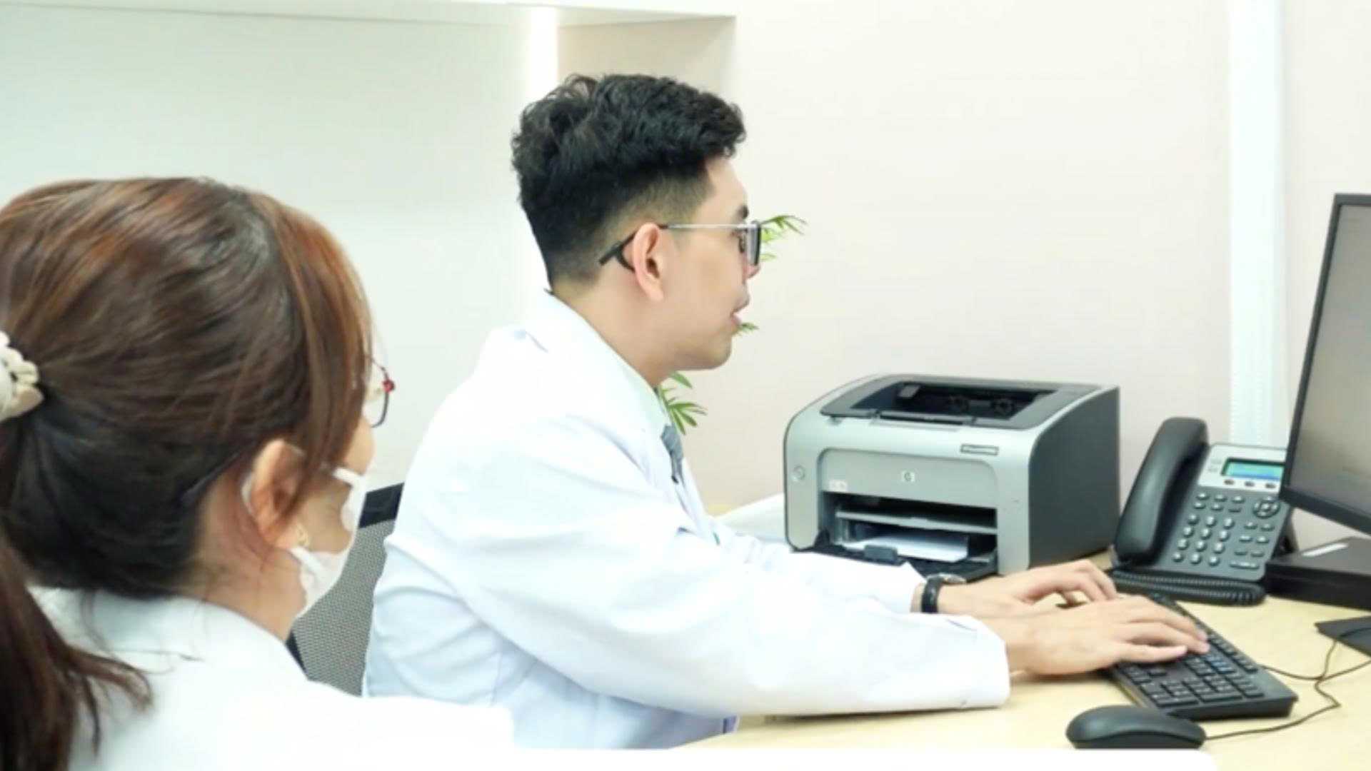 Doctors examine the patient and explain the urination problem, the cause is not only from the kidneys. Photo: DVCC