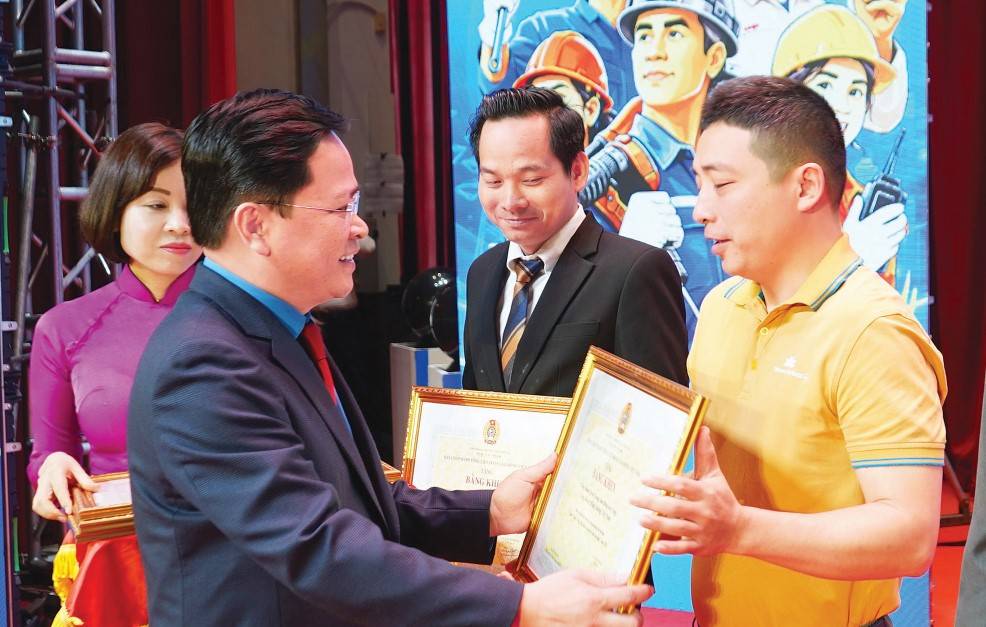 Ủy viên Trung ương Đảng, Chủ tịch Tổng LĐLĐ VN Nguyễn Anh Tuấn trao bằng khen cho các tập thể, cá nhân có thành tích xuất sắc phong trào thi đua bảo đảm an toàn vệ sinh lao động năm 2025 tại Lễ phát động Tháng Công nhân và Tháng hành động về ATVSLĐ năm 2026 ngày 24.4.2026. Ảnh: MAI DUNG